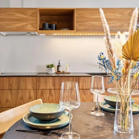 Stunning Modern In The Heart Of Downtown Apartment *